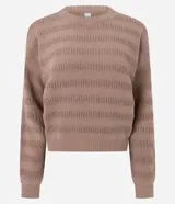 Sweater de punto color beige claro, con textura de rayas horizontales formadas por puntos calados. Presenta cuello redondo, mangas largas y puños y ruedo acanalados.