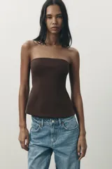 Top bandeau color marrón de tejido de punto elástico y flexible, con trama compacta, mullida y opaca. Escote recto y hombros descubiertos.