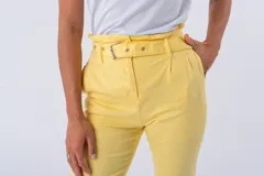 Pantalón capri amarillo con cinturón con hebilla forrada.