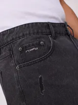 Bermuda de jean celeste con roturas y terminación desflecada.