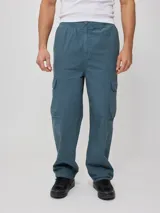 Pantalón cargo color gris, de corte holgado, con bolsillos laterales y traseros.