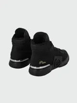 Zapatillas deportivas de caña alta Philipp Plein modelo Phantom Kicks, color negro. Presentan una combinación de texturas en cuero y gamuza, con el logotipo de la marca y una calavera en la lengüeta, cierre de cordones y suela de goma al tono.
