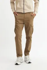 Pantalón cargo color tostado con múltiples bolsillos y ajuste moderno.
