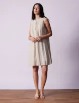 Vestido de lino color beige, marca Dash, con escote redondo, botones en el centro y forro interno.