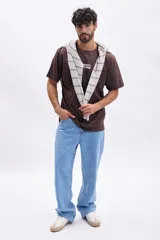 Pantalón casual de mezclilla, color celeste claro, de corte ancho y tiro alto.