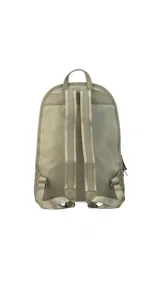 Mochila negra de tela impermeable con detalles en cuero sintético. Tiene un compartimento principal con cierre, un bolsillo frontal con cierre y un compartimento interno para notebook de 15 pulgadas.