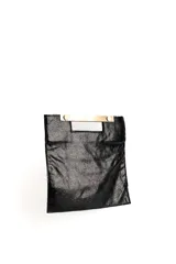 Cartera de mano tipo sobre color negro, de cuero sintético con textura arrugada y asa metálica dorada.