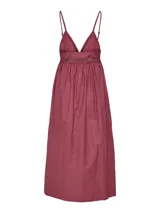 Vestido largo color ladrillo con tirantes finos ajustables y escote en V. La parte superior es fruncida con detalle de lazo en el centro.