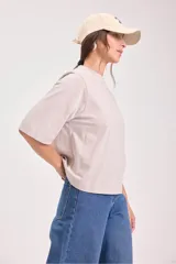 Tshirt de corte recto, color beige, con mangas cortas y cuello redondo.