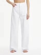 Pantalón de jean blanco, de corte ancho y tiro alto.