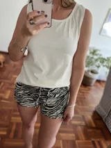 Conjunto de pijama compuesto por musculosa blanca y short con estampado animal print cebra en blanco y negro.