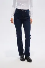 Pantalón de jean azul oscuro, de corte recto y tiro alto.