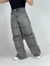 Jean cargo de corte ancho en color gris, con múltiples bolsillos y diseño holgado.