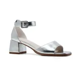 Sandalias plateadas de vestir, con tira ancha sobre los dedos, pulsera con hebilla al tobillo y taco cuadrado.