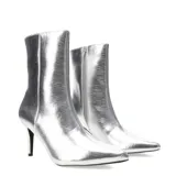 Botas de caña media plateadas con taco aguja.