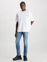 Pantalón de jean celeste de corte slim fit con efecto desgastado. El modelo presenta tiro bajo, pierna ajustada, bragueta con cremallera y diseño de cinco bolsillos.