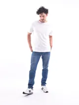 Remera blanca de corte slim fit y mangas cortas.