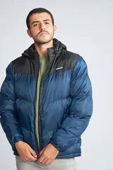 Campera de abrigo color azul marino y negro, con cierre entero, capucha desmontable y bolsillos con cierre.