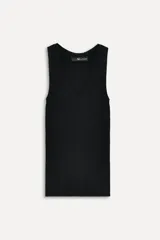 Musculosa negra de punto rib con escote redondo y sisa ancha.
