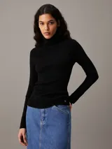 Sweater negro de canalé con cuello alto y corte slim fit.