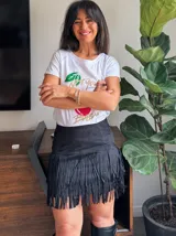 Minifalda marrón de gamuza con flecos largos.