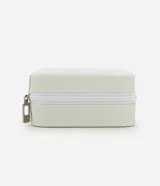 Estuche blanco rectangular de cuero sintético con cierre de cremallera y separadores internos para organizar joyas y accesorios.