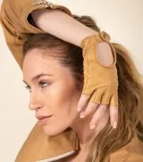 Guantes de conducir plateados sin dedos, confeccionados en cuero ovino italiano.