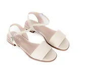 Sandalia chata de cuero color offwhite, con diseño minimalista y suela plana antideslizante.