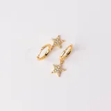 Aros de plata 925 con baño de oro, tipo argolla con dije colgante de estrella con incrustaciones de circonias.