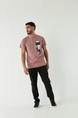 Remera de manga corta color rosa con escote redondo y arte estampado.