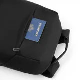 Mochila verde militar de poliéster reciclado, con capacidad para laptops de hasta 15,6 pulgadas. Cuenta con bolsillos frontales con cierre, cinturón para valija en la parte trasera y tela a prueba de agua.