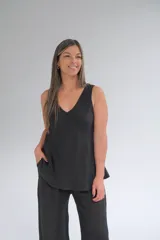 Musculosa negra de lino italiano, con escote en V tanto en el frente como en la espalda y corte acampanado.