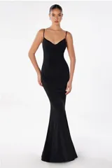 Vestido largo de fiesta negro, con breteles finos, escote en V y corte sirena.