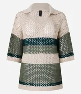 Remera de punto calado color beige con rayas horizontales verdes, cuello en V y mangas 3/4.