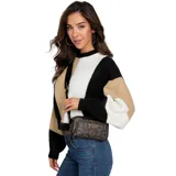 Bandolera Guess modelo Saffron, color marrón con estampado del logo de la marca en tono café. Tiene correa bandolera ancha de lona negra con logo de la marca en blanco, cierre superior de cremallera, bolsillo frontal con cremallera y herrajes en tono níquel.