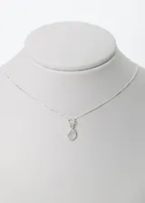 Collar de plata 925 con dije en forma de gota de piedra luna, elegante y delicado.