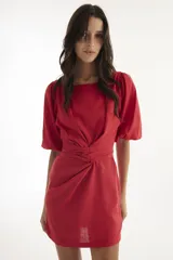 Vestido corto rojo de lino, con escote redondo, mangas globo y lazo ajustable en la cintura.
