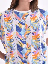 Remera blanca con estampado de ojos y pestañas en negro.