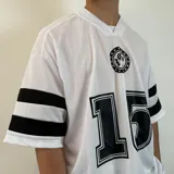 Remera negra estilo fútbol americano con cuello en V y mangas cortas con tres rayas blancas. Estampado frontal con logo y número 20 en blanco.