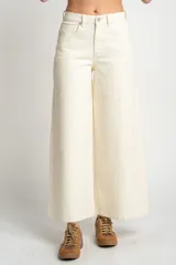 Pantalón de jean color crudo, corte wide leg y tiro medio.