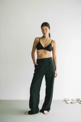 Top de bikini negro, de corte triangular clásico, con tirantes finos y copas removibles.