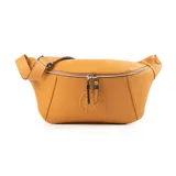 Riñonera color camel de símil cuero con correa ajustable. Tiene un compartimento principal con cierre, un bolsillo interno con cierre y dos bolsillos externos con cierre.