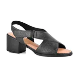 Sandalia de cuero color beige con tacón bajo y diseño cruzado, ideal para uso diario.