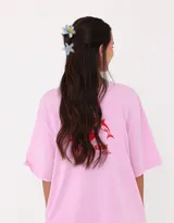 Set de dos broches para el pelo con forma de flor hawaiana.