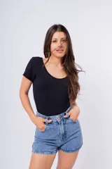 Short de jean celeste con lavado claro, tiro alto y corte ajustado.