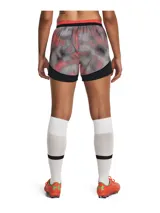 Short deportivo Under Armour Challenger Pro Print para mujer, con estampado abstracto en tonos rojo, gris y blanco. Cuenta con cintura elástica, calza interior y logo de la marca en la pierna.