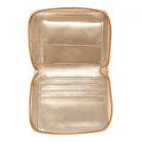 Billetera Guess Laurel de formato cuadrado con cierre perimetral y textura saffiano. Color verde oliva con herrajes y logo frontal en tono oro rosado.