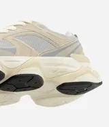 Championes urbanos de running color beige y gris con recortes de cuero sintético y detalles reflectantes.