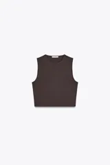 Top cropped marrón de algodón con cuello redondo y sisa ancha.