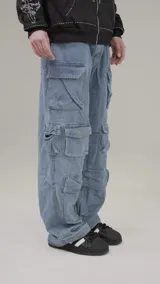 Pantalón de jean celeste, estilo cargo, corte holgado, tiro bajo y múltiples bolsillos.